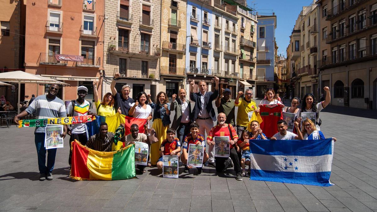 Alguns dels participants del 22è Mundialet Intercultural i els representants polítics