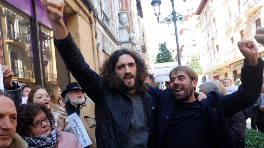 Jorge Fernández, a la izquierda, y Daniel Ripa, en la protesta de ayer ante la sede regional de Podemos. | M. López