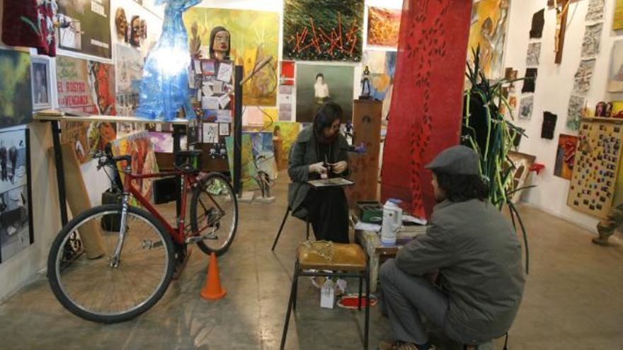 Artistas ultiman detalles en Buenos Aires  en el puesto de arte Barrio Joven.