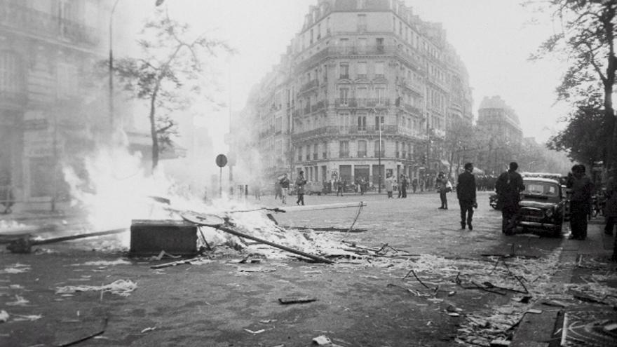 Foto de archivo cedida por el Museo de la prefactura de la Policía parisina que muestra los disturbios de mayo del ´68 en Paris Francia. Esta escena muestra un fuego provocado por los estudiantes universitarios y los trabajadores durante la huelga general que llevó al gobierno al borde del colapso. Las protestas llegaron a tal punto que el presidente de la República, el general De Gaulle disolvió la Asamblea Nacional y se celebraron elecciones parlamentarias anticipadas el 23 de junio de 1968.