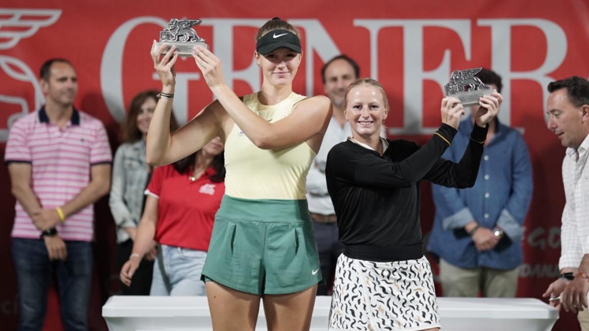Melysa Kubka y Lara Salden, con los trofeos de ganadoras del cuadro de dobles de Palma del Río.
