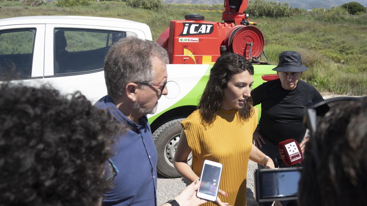 José Martí y María Jiménez explican las actuaciones contra los mosquitos.