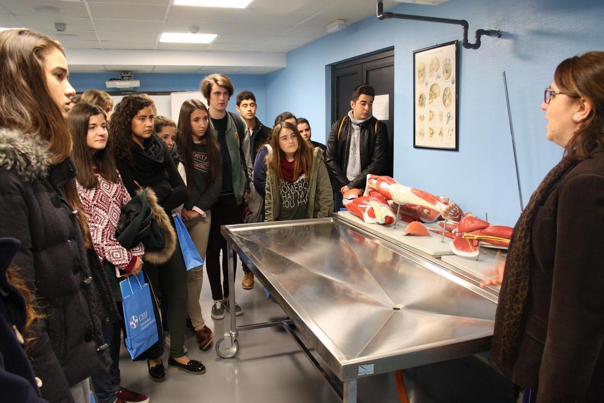 El CEU refuerza su modelo formativo con prácticas, laboratorios, simulación clínica, becas, deporte y acompañamiento académico.