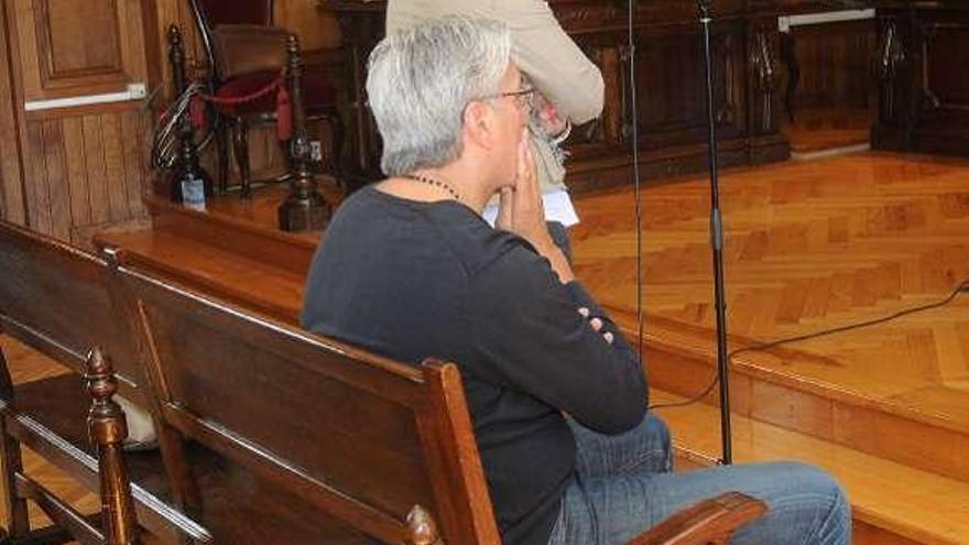 La pareja absuelta, durante el juicio en Pontevedra.  // Rafa Vázquez