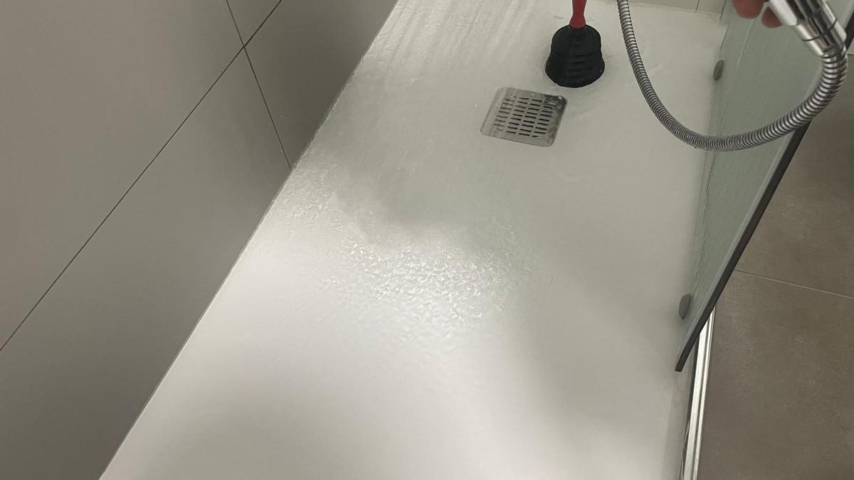 Los platos de ducha de los baños tampoco tragan.