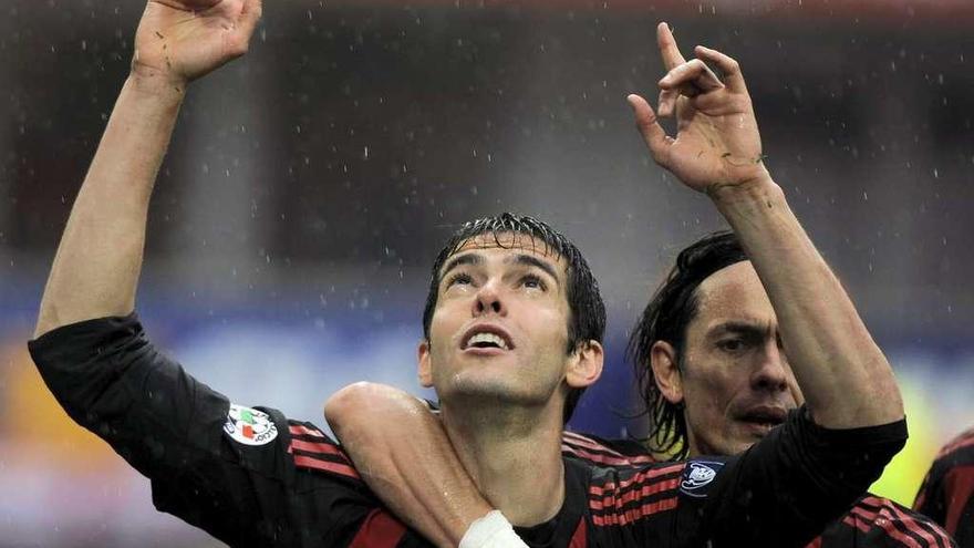 Kaká celebra un gol en su etapa en el Milan. // Efe