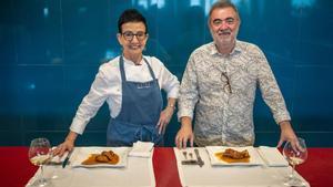 La cocinera Carme Ruscalleda y el periodista Pau Arenós.