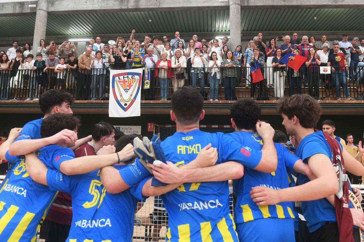 Los jugadores júnior de Compañía se abrazan ante el público en el Campeonato de España del año pasado.