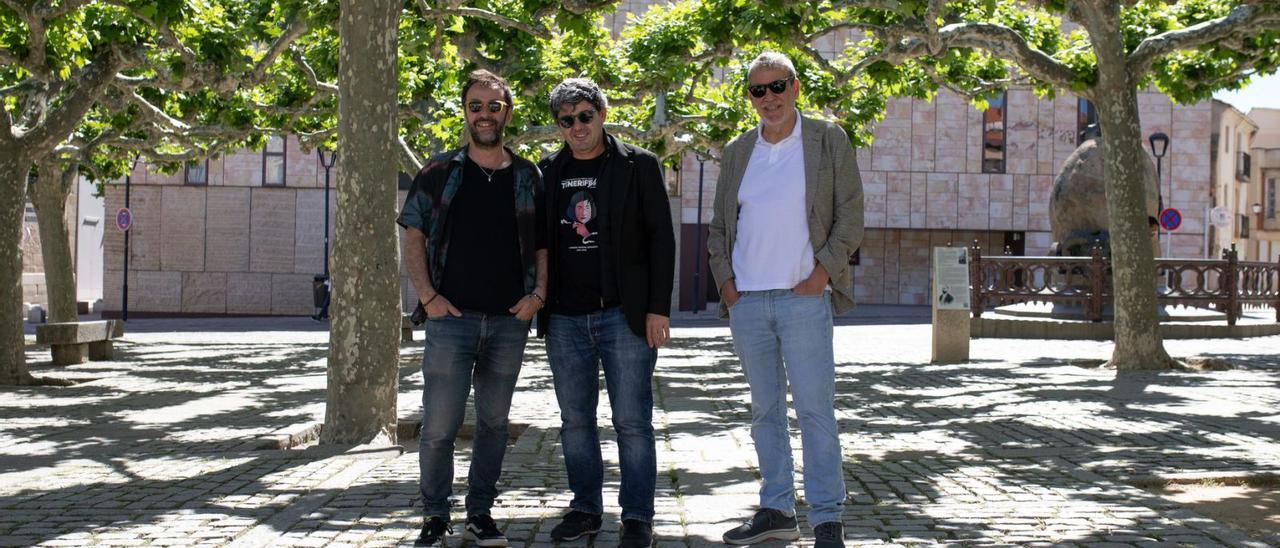 Desde la izquierda, Agustín Martínez, Antonio Mercero y Jorge Díaz, creadores del seudónimo Carmen Mola, en la plaza de Viriato.