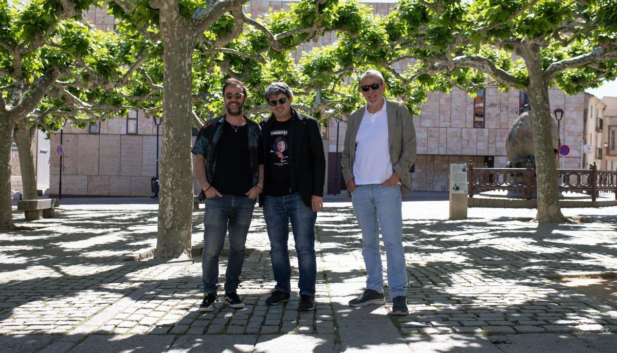 Desde la izquierda, Agustín Martínez, Antonio Mercero y Jorge Díaz, creadores del seudónimo Carmen Mola, en la plaza de Viriato. | Ana Burrieza
