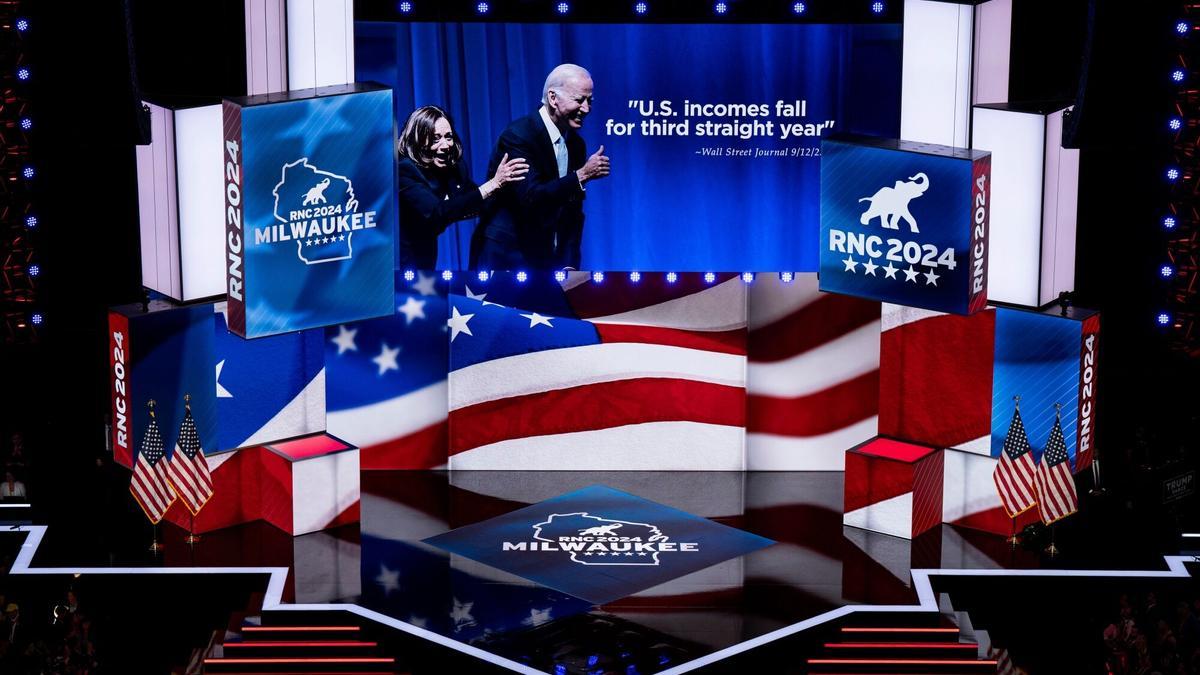 Una imagen crítica de Biden y Harris durante la convención republicana de Milwaukee en la que se lee: &quot;los ingresos de EEUU caen por tercer año consecutivo&quot;