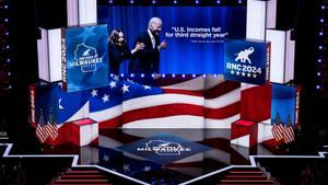 Una imagen crítica de Biden y Harris durante la convención republicana de Milwaukee en la que se lee: los ingresos de EEUU caen por tercer año consecutivo