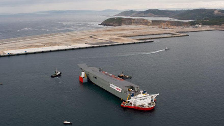 Un buque realiza una maniobra en el puerto exterior de Punta Langosteira.