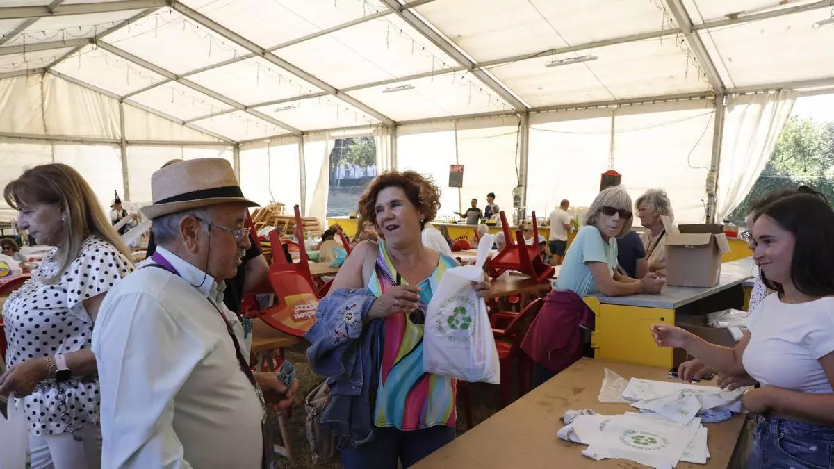 Las fiestas de Santa Gema se despiden con el reparto de 560 bollos y botellas de vino