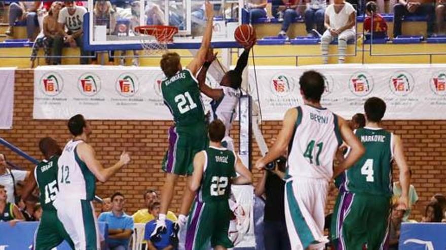 Imagen de la jugada decisiva del partido, con 75-74 para los cajistas. Byars busca la canasta ganadora para el CB Sevilla, peor Kuzminskas tapona la acción.