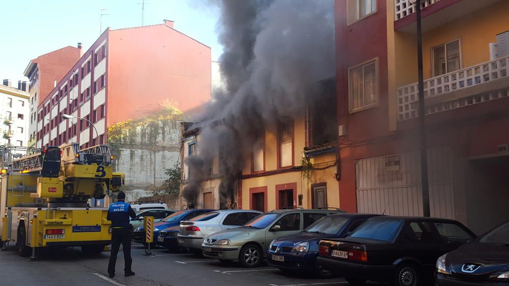 Incendio en una vivienda de dos plantas en Avilés