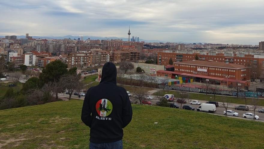 El youtuber Juan Aliste con la sudadera del Dia de la Comarca frente a las Torres Kio en Madrid. | CH. S.