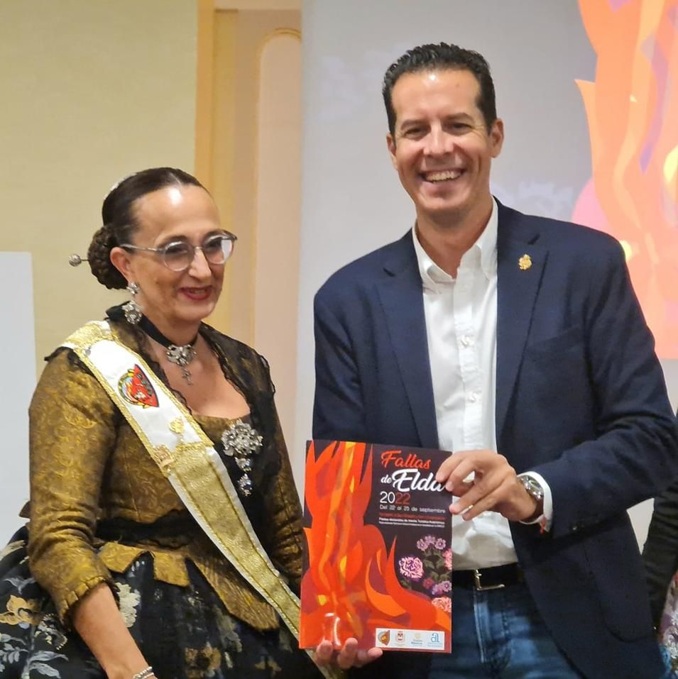 Isabel Martínez y Rubén Alfaro con la revista de las Fiestas de Fallas de Elda 2022-.