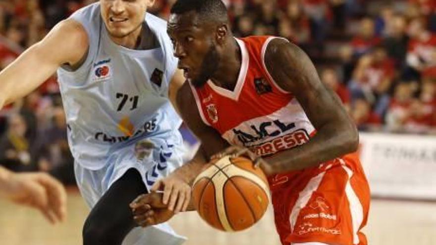 Ashley Hamilton (dreta) durant el partit en què es va lesionar