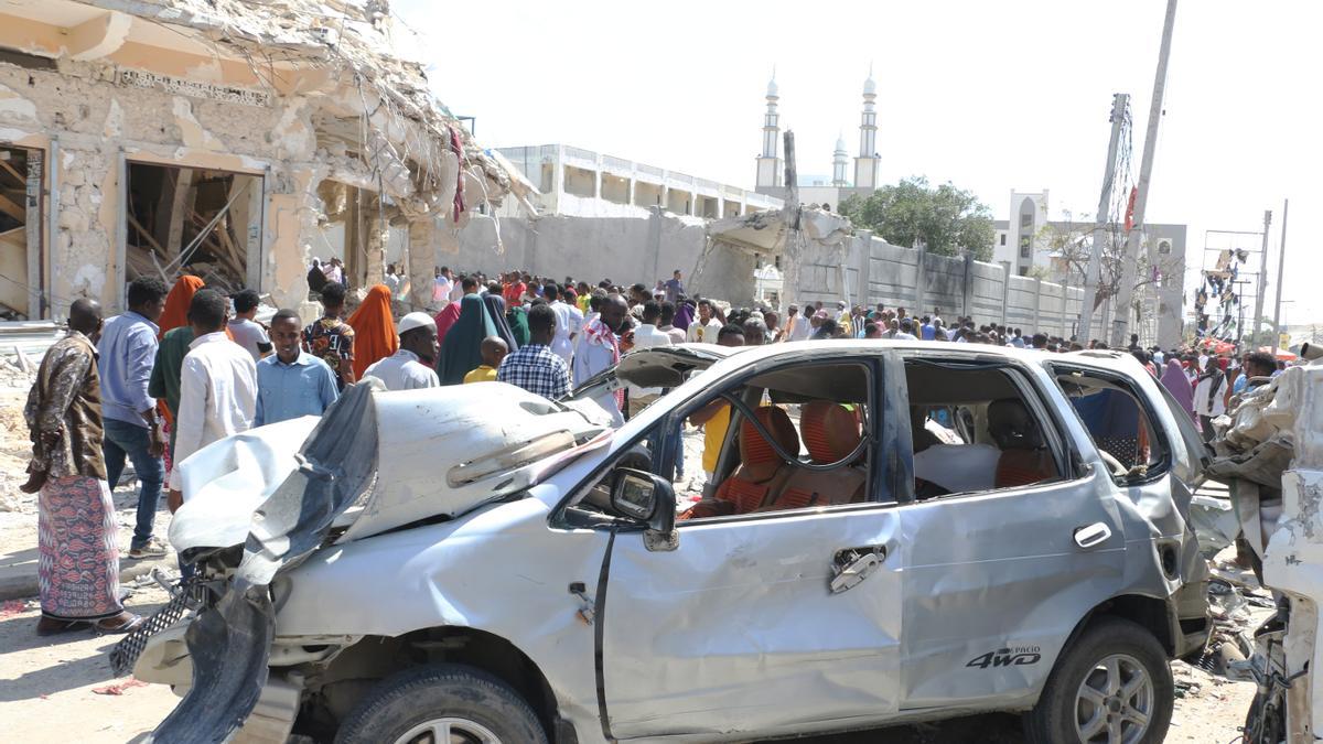 Destrucción tras el doble atentado en Mogadiscio.
