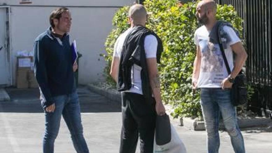 El técnico Carlos Luque, ayer, dialogando con Chema y Chechu Flores.