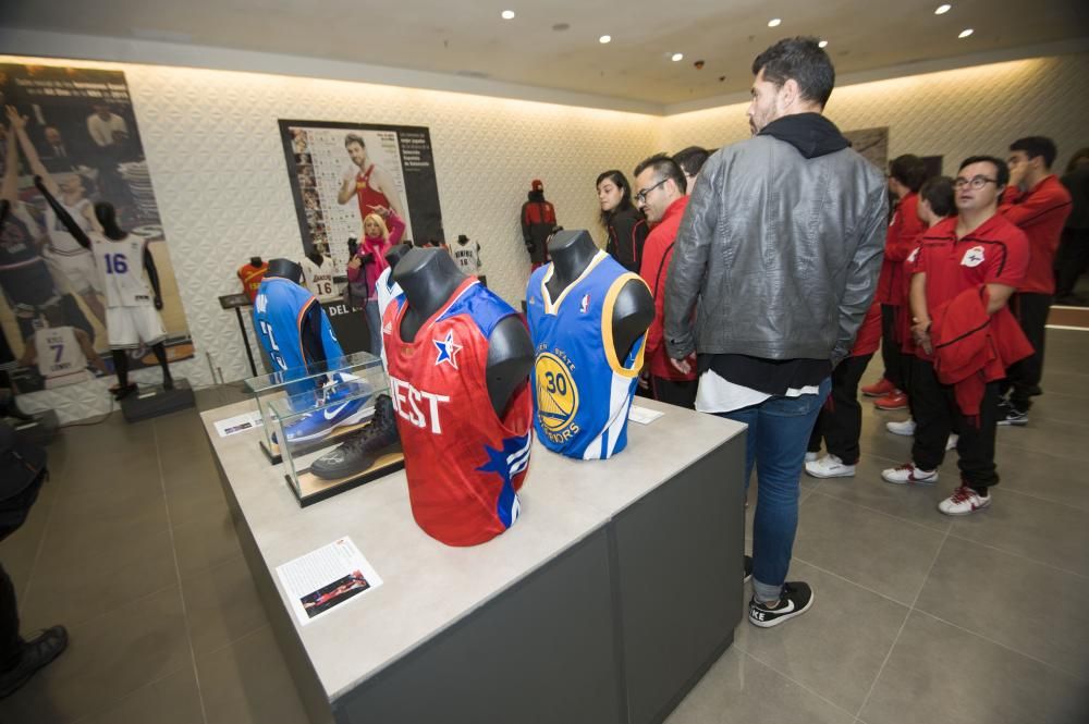 Exjugadores del Dépor y jugadores del Liceo, entre las personalidades que han asistido al acto en Marineda City.