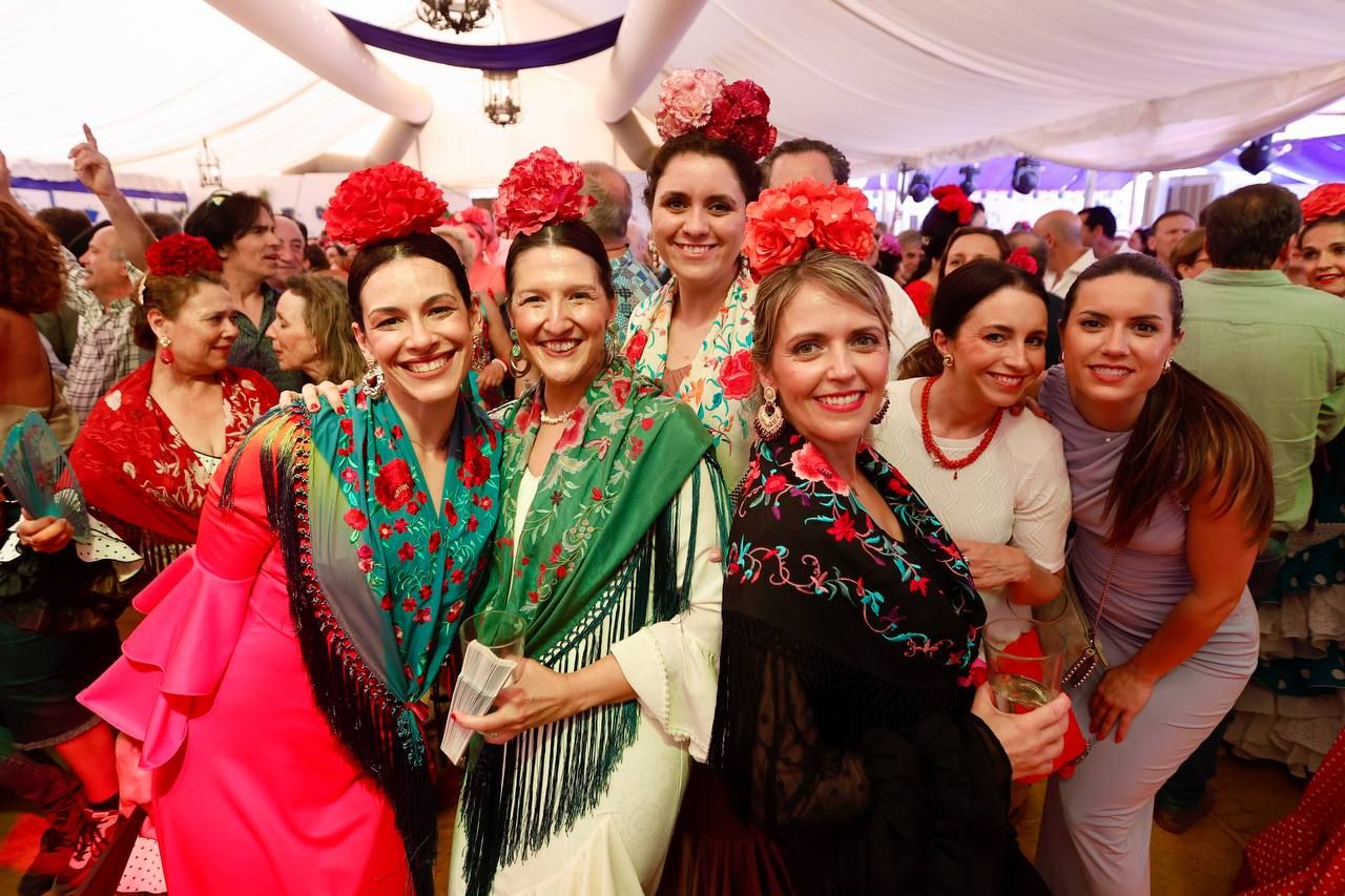 El tardeo se impone en las casetas de la Feria de Córdoba para disfrute de propios y extraños