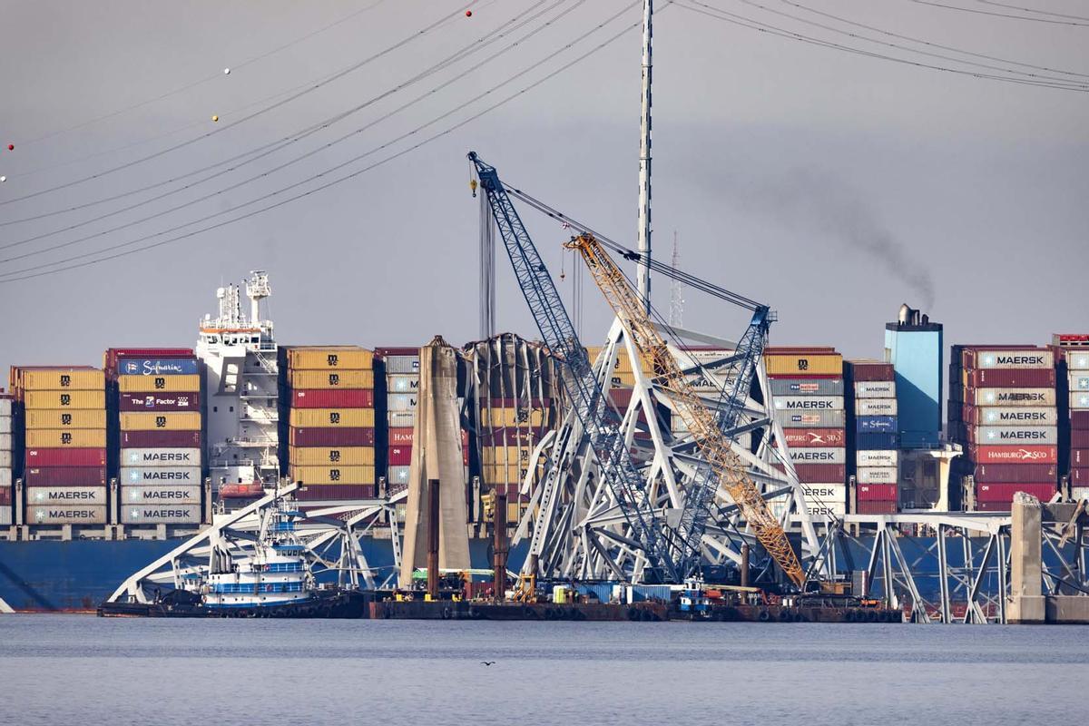 Equipos especializados de demolición empiezan cortando la parte superior del lado norte del puente Francis Scott Key.