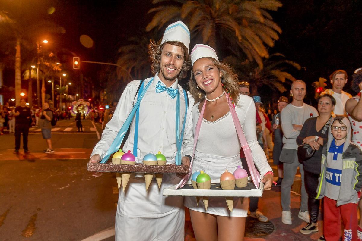 Daniela Medina, reina del Carnaval de Las Palmas de Gran Canaria de 2022, vendiendo helados.