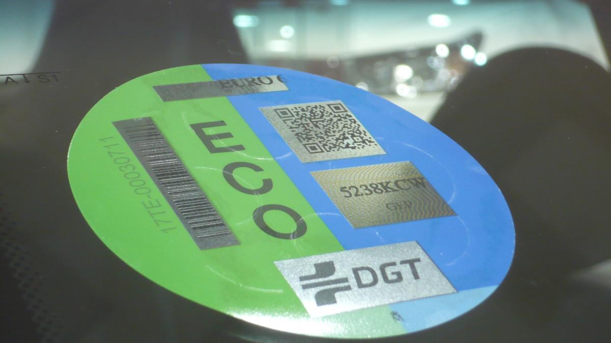 Etiqueta de la DGT ¿Dónde y cómo puedes conseguirla?