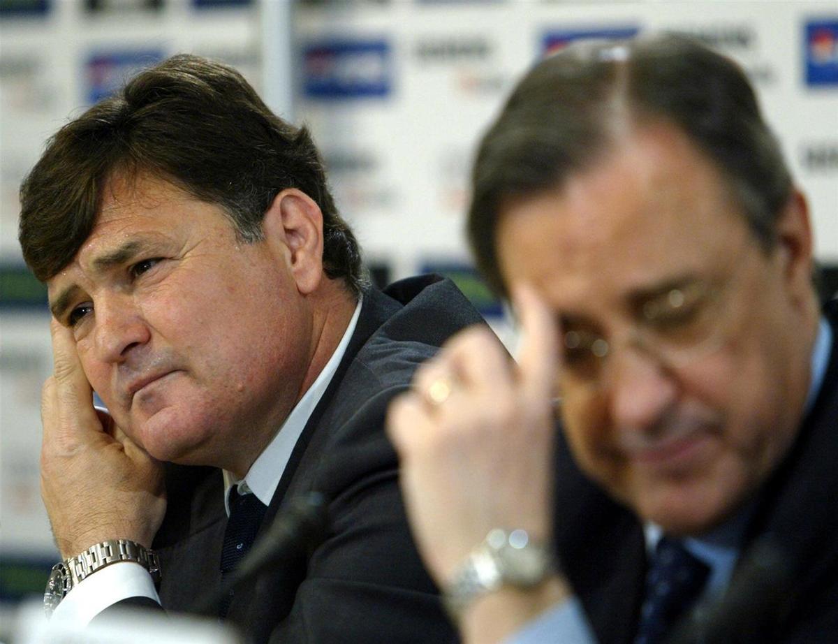 Real Madrid's new coach Jose Antonio Camacho (L) and club's President Florentino Perez (R) gesture their press conference in Madrid 25 May 2004. AFP PHOTO/ Pierre-Philippe MARCOU. RUEDA DE PRENSA DE JOSE ANTONIO CAMACHO (I) Y FLORENTINO PEREZ , FUTBOL EQUIPOS REAL MADRID 2004/2005 _ RUEDA DE PRENSA