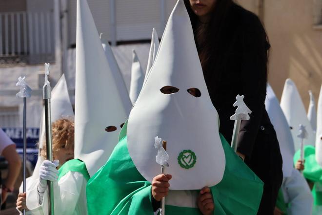 Los alumnos del colegio Santísima Trinidad (Amor de Dios) sacan a la calle a la Virgen de la Esperanza