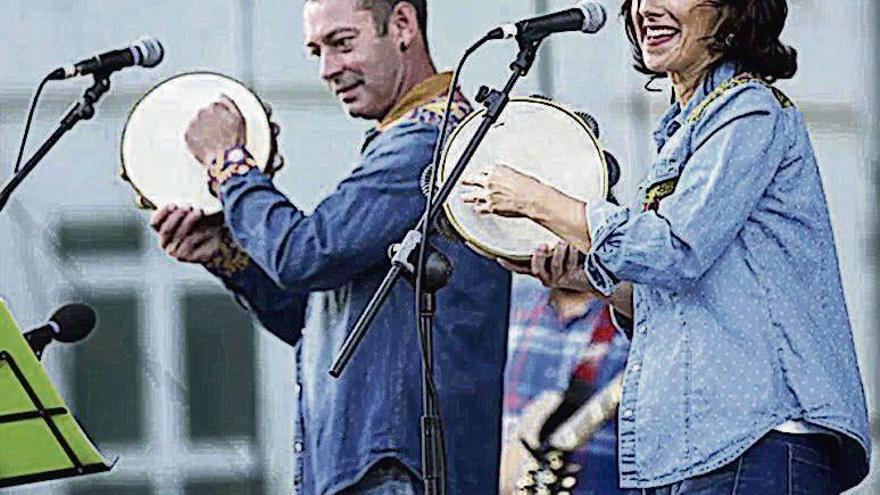 Pablo Díaz y su banda en una actuación musical.