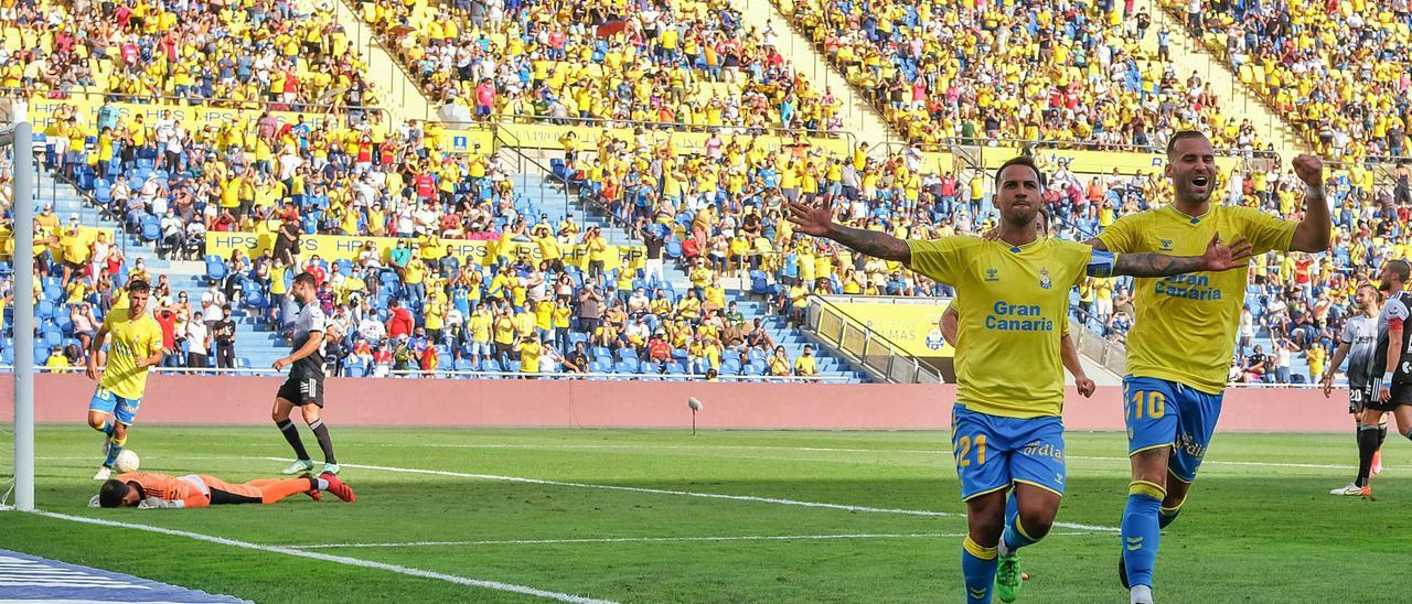 Jonathan Viera Ramos y Jesé Rodríguez Ruiz festejan el 1-0 ante el Cartagena, obra del ‘21’ de penalti, con la grada Sur del Gran Canaria de fondo.  | | JOSÉ CARLOS GUERRA