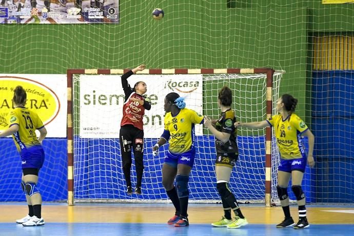 26-02-20 DEPORTES. PABELLON DE LAS REMUDAS. BARRIO DE LAS REMUDAS. TELDE. Partido de balonmano femenino entre el Remudas Rocasa y el Guardés disputado en Pabelloon Antonio Moreno del barrio teldense de Las Remudas.    Fotos: Juan Castro.  | 26/02/2020 | Fotógrafo: Juan Carlos Castro