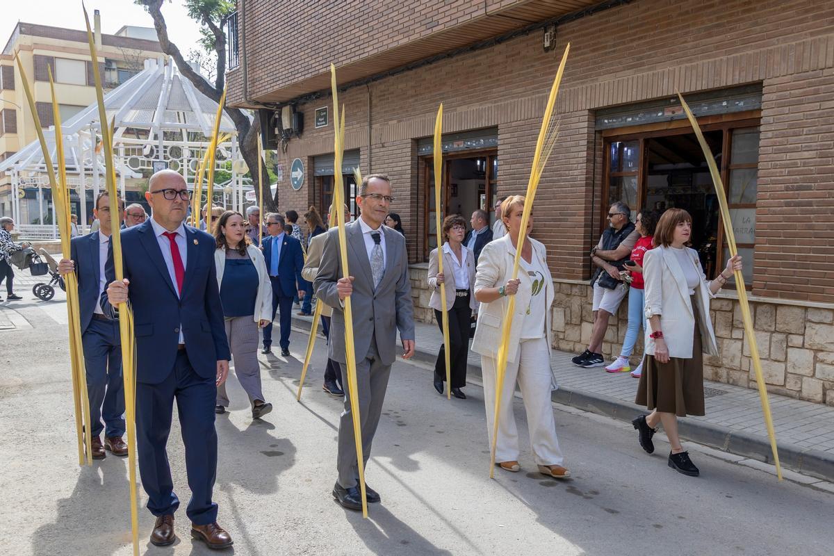 Eva Sanz y la corporación en la porcesión del Domingo de Ramos.
