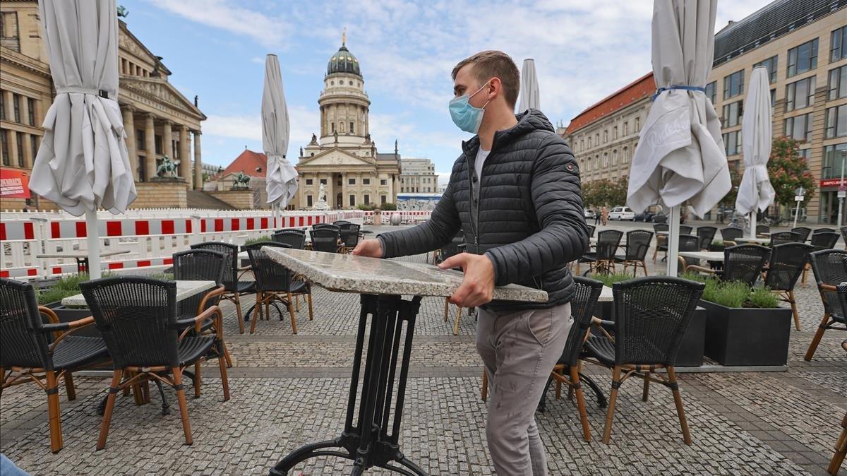 Personal de un restaurante de Berlín preparándose para reabrir