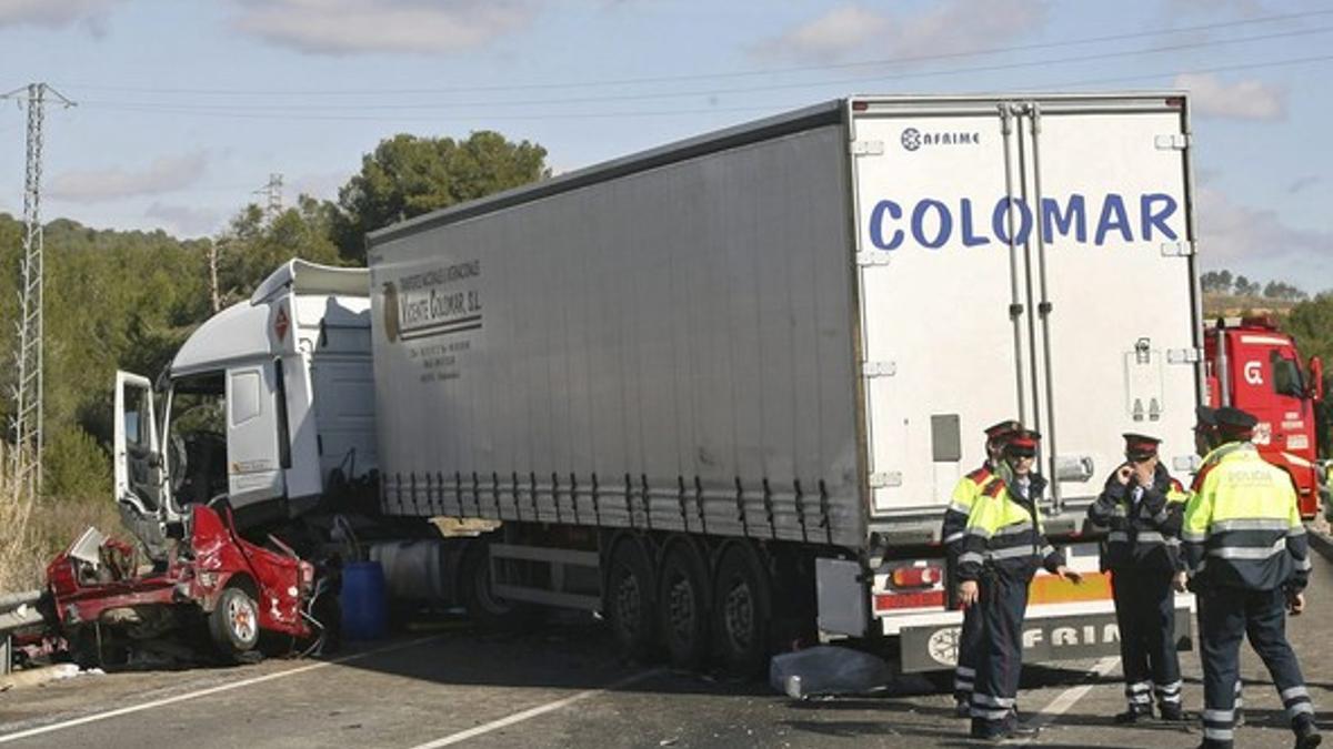 Los Mossos d'Esquadra inspeccionan el estado en el que han quedado los vehículos implicados en un choque frontal que ha costado la vida a los cuatro ocupantes del turismo.