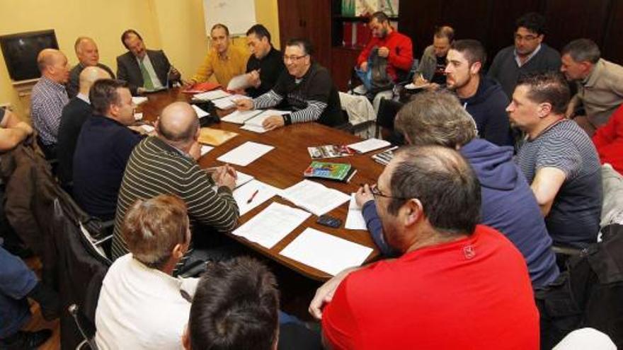 Imagen de la reunión de la mesa negociadora ayer por la mañana en las oficinas de FCC en la calle Tarragona.  // J. Santomé