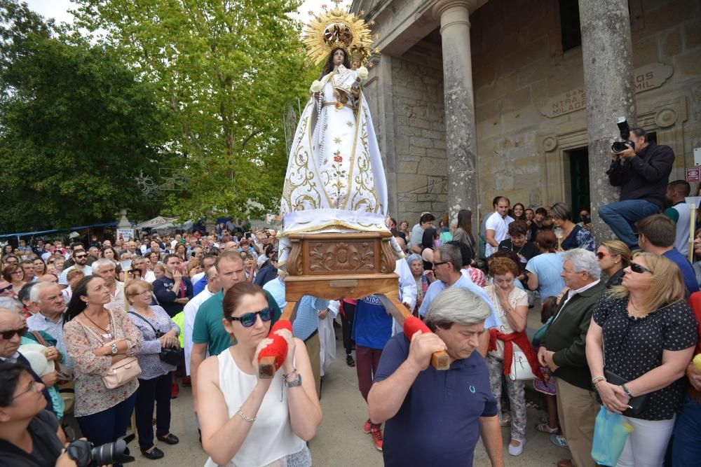 La tradicional romería celebra su día grande con la procesión de la Virgen