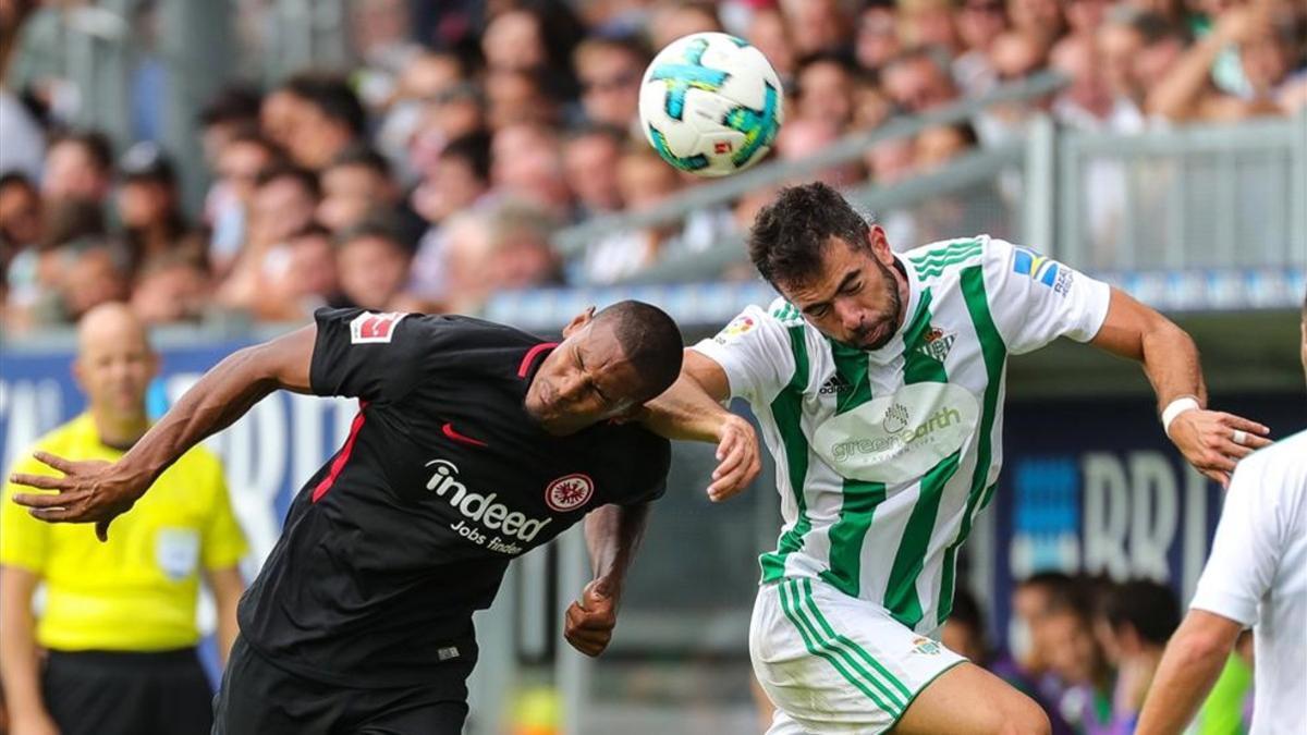 Jordi Amat pelea un balón aéreo con Sebastien Haller