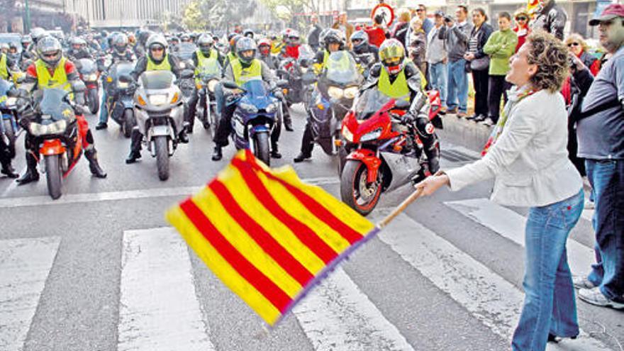 Aina Calvo ondea la bandera de la Comunidad para dar la salida a la 33 edición de esta prueba.