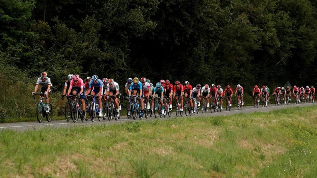 Los ciclistas rodando por la etapa de hoy