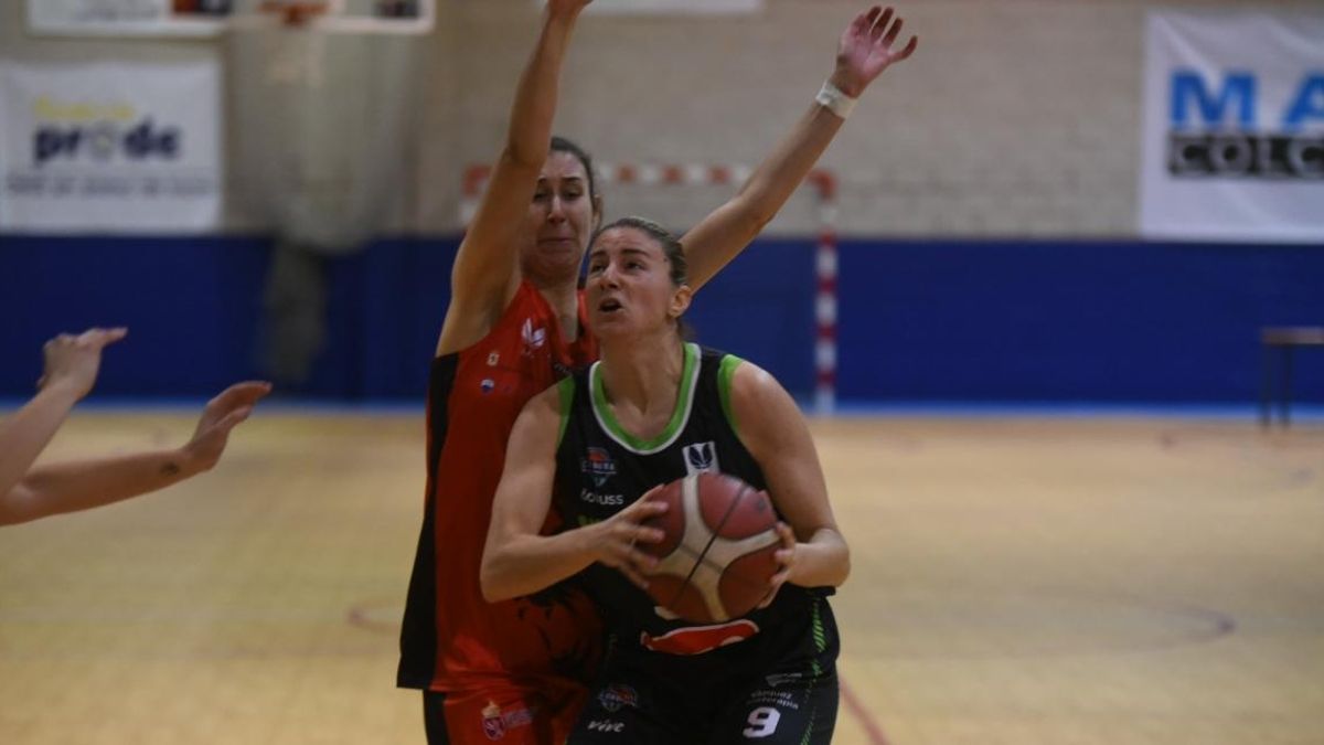 Marta Martínez intenta un lanzamiento en el partido Milar Córdoba BF-BF León de la pasada temporada.