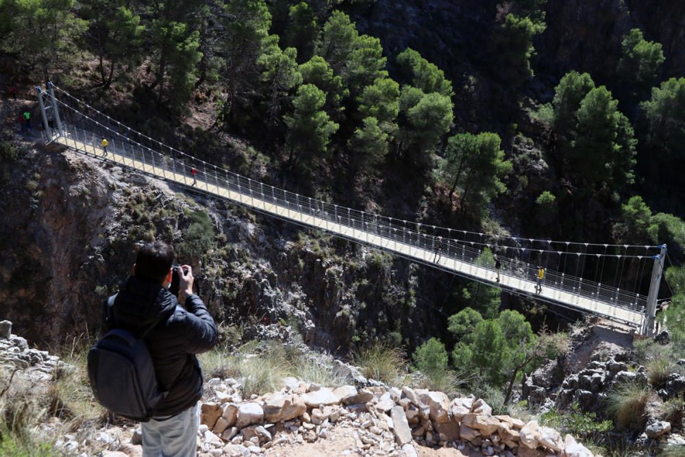 Inauguran el puente colgante de El Saltillo, en la Axarquía