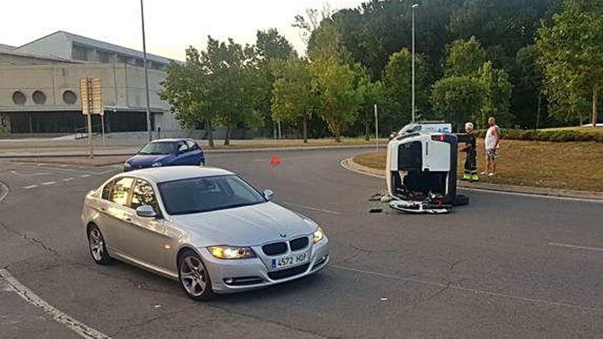 Girona Un ferit després de bolcar una furgoneta