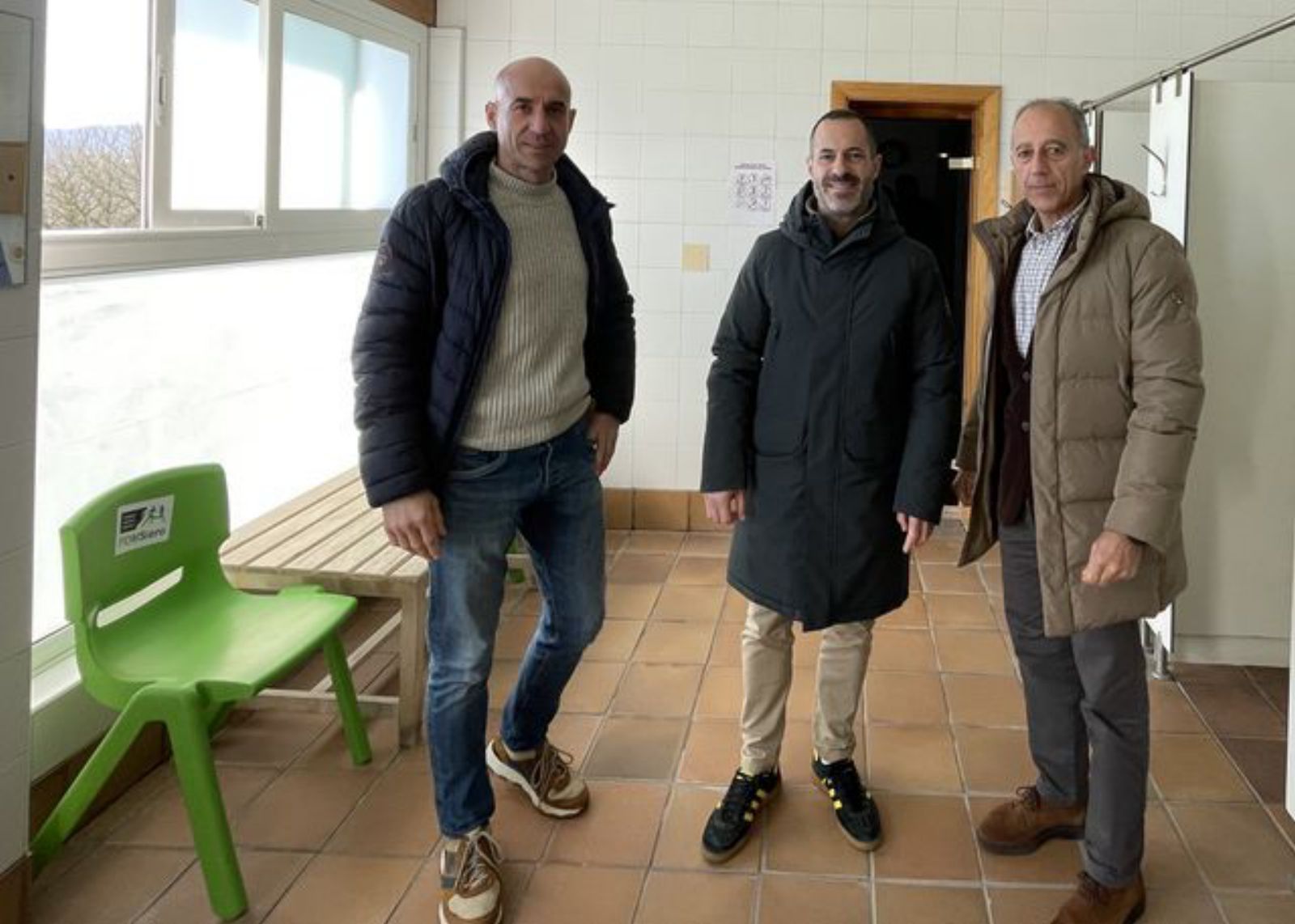 Por la izquierda: el alcalde de Siero, Ángel García; el concejal de Deporte, Salud y Protección contra Incendios, Jesús Abad, y el director del PDM de Siero, Virginio Ramírez, en la entrada de la sauna de Pola de Siero.