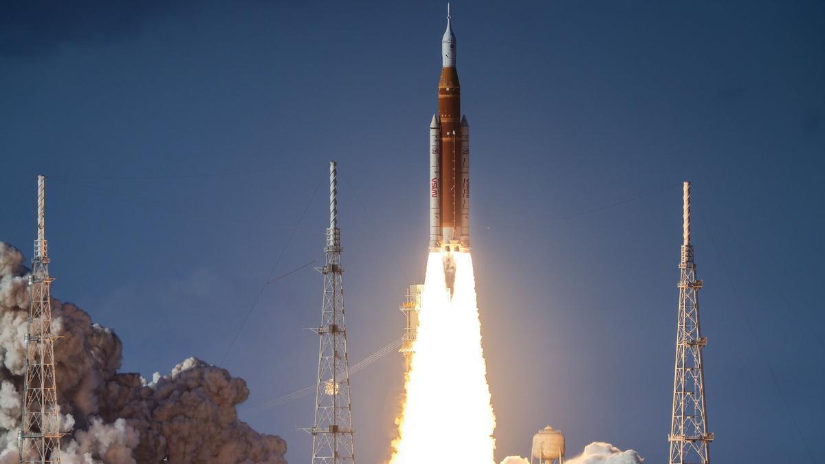 Momento del despegue de la misión Artemis II desde la base espacial Kennedy de Cabo Cañaveral.