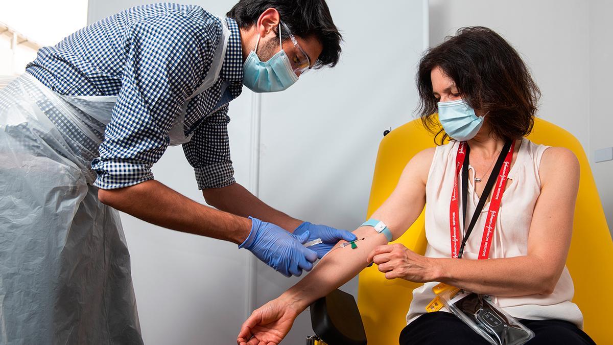 Una voluntaria recibe una dosis de la vacuna de Oxford