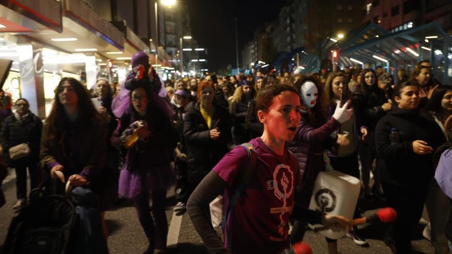 La marcha feminista tiñe Vigo de violeta